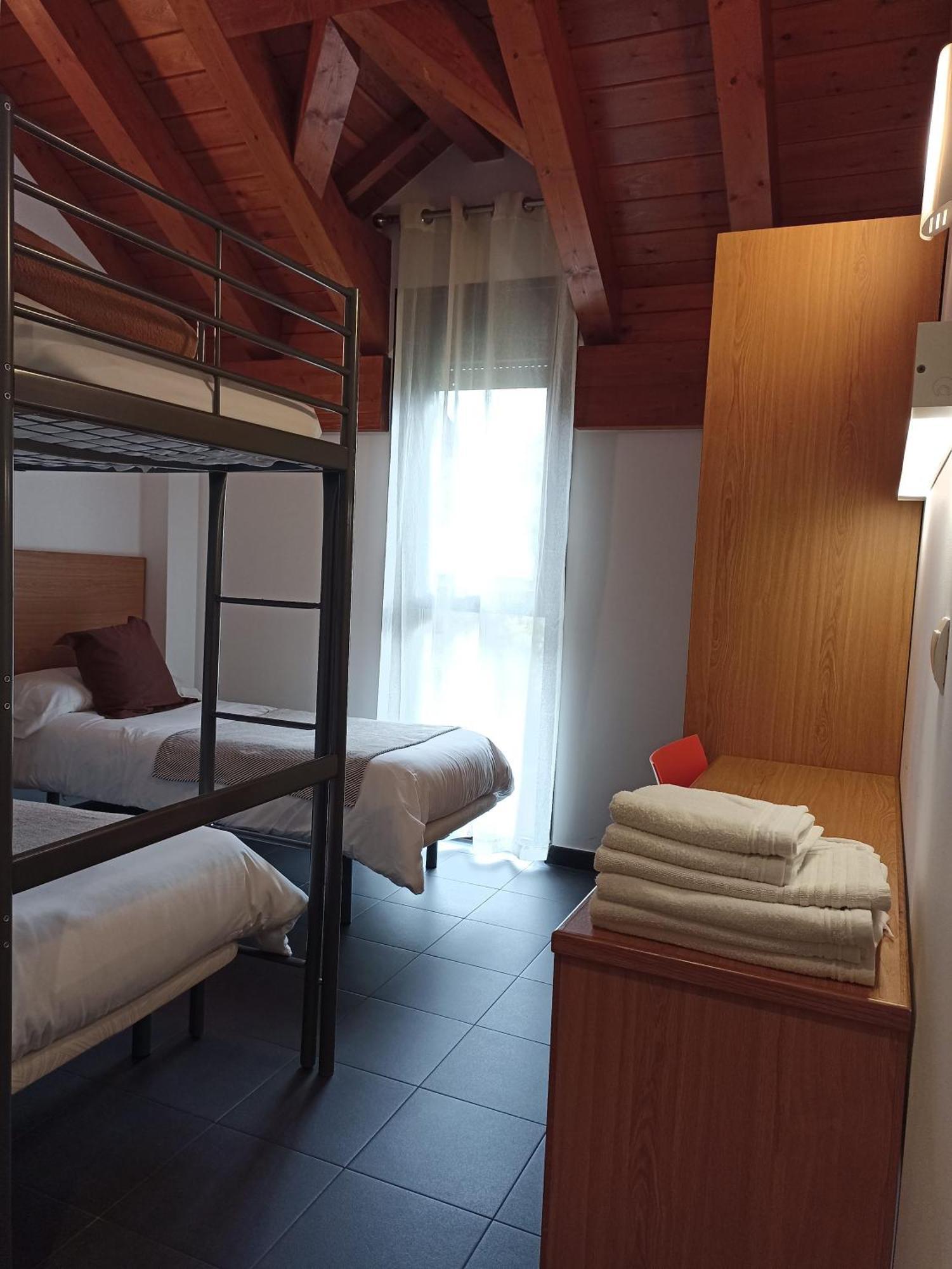Albergue Francisco Giner De Los Rios Villablino Bagian luar foto
